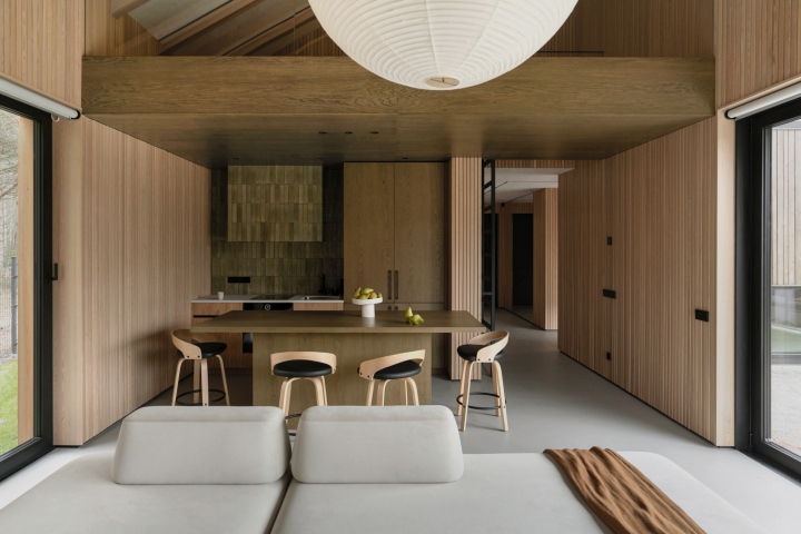 Дизайн дома SPLITTING HOUSE INTERIOR от «ZROBIM architects»